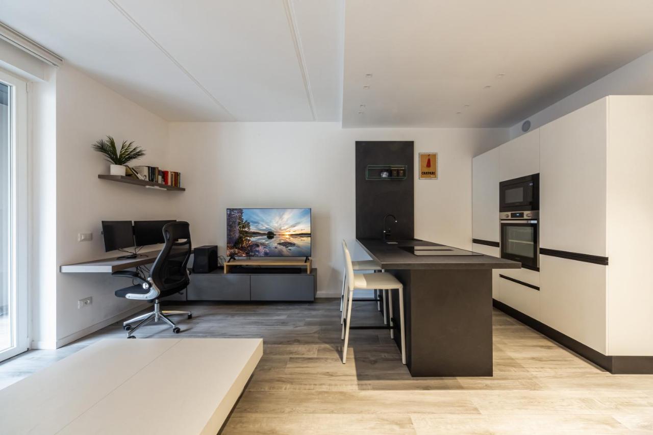 Comfy Apt With Private Parking & Balcony Милан Экстерьер фото